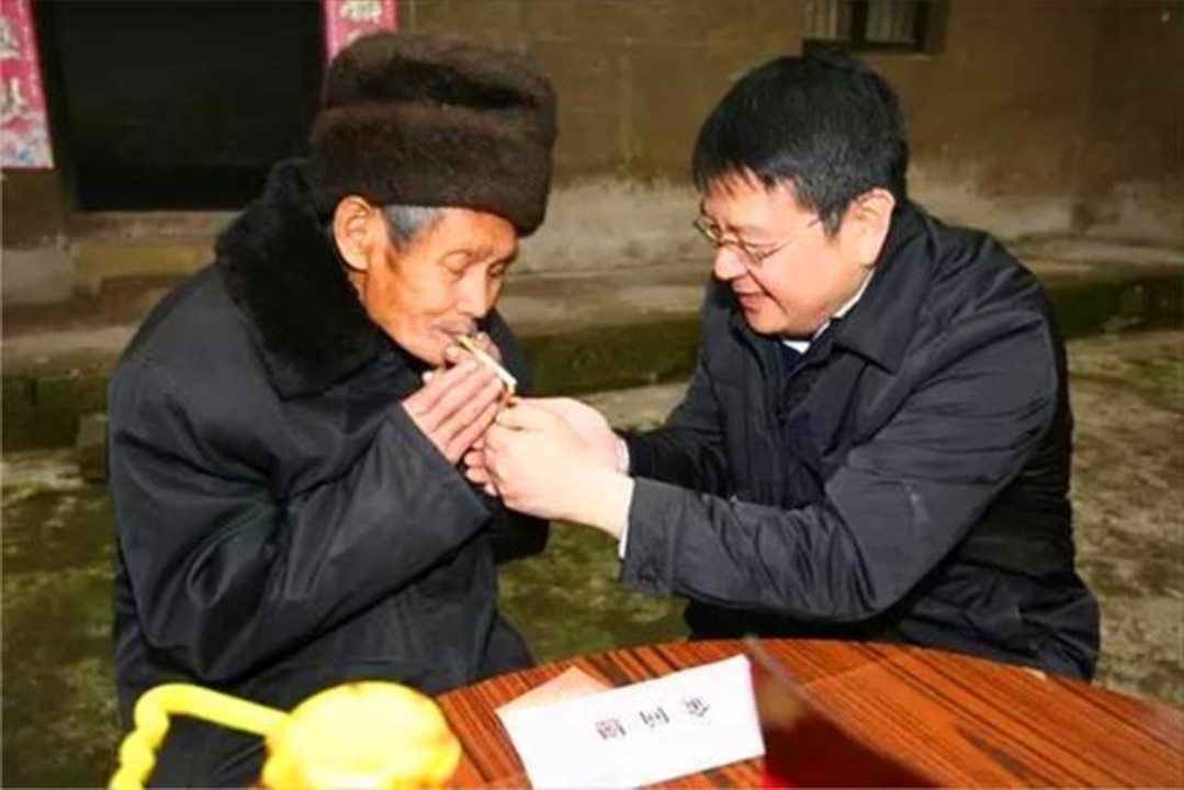 当然,无论是递烟,接烟,还是点烟,其中都有一套大家约定俗成的