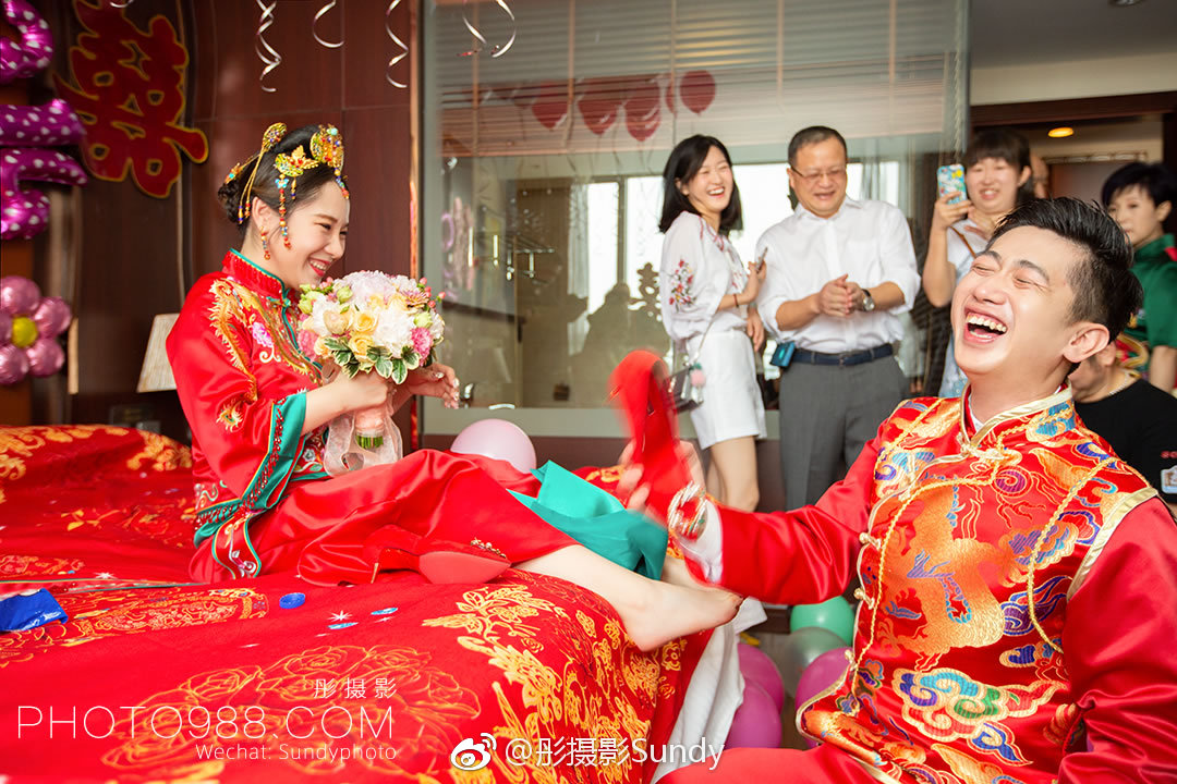 哈哈,娶媳妇直接拆门。