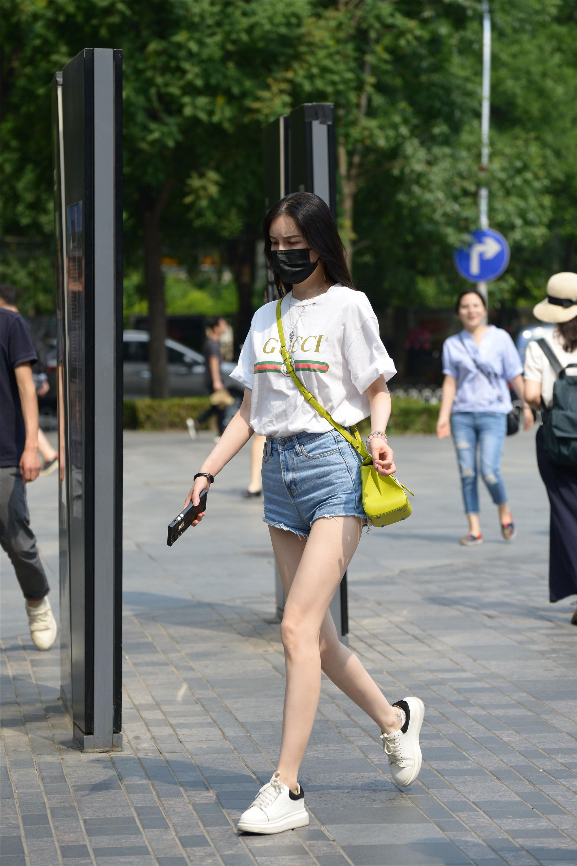 她的身材不是因为骨感才显腿长的,而是人家的腿真的就很长