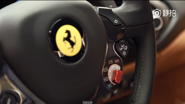 方向盘上为什么会有F1赛车上的旋钮？它让法拉利具有5副面孔