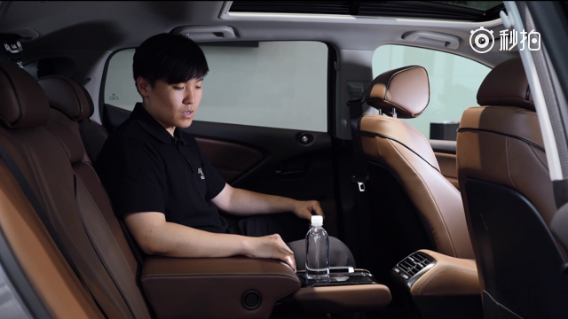 讴歌CDX后排升降扶手别有洞天 女士可以再藏一双鞋！