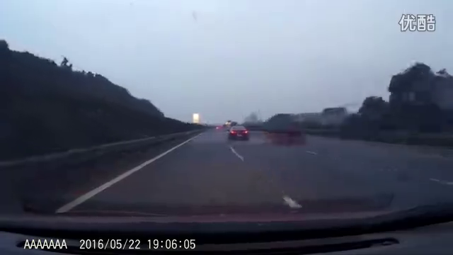 交通安全警示栏－高速公路上的二次事故，后车司机当时就吓惨了