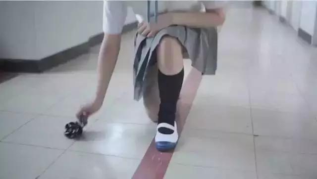 穿着裙子,会用哪种方式捡地上的东西,才会不走光?