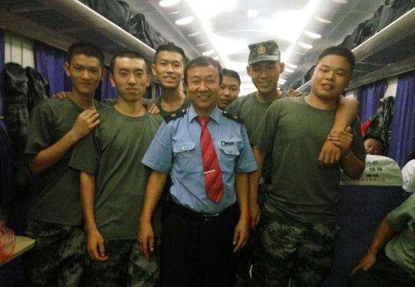 Z69次列车:贴心做服务 浓浓拥军情