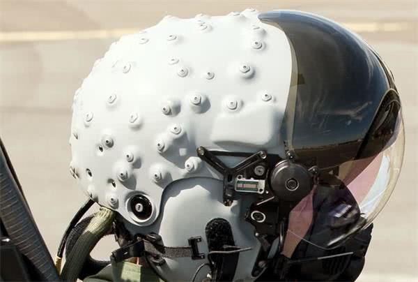国产歼20飞行员头盔不逊色美制F35战机。那新头盔有啥特别之处?