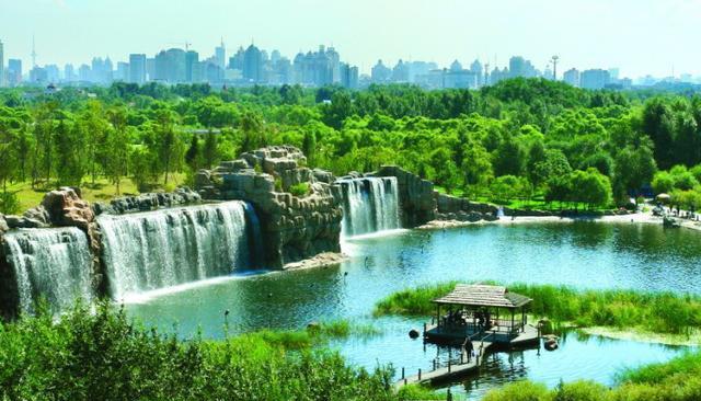中国面积最大的省会城市, 是上海的8倍, 北京总