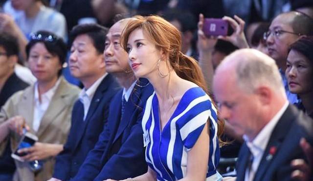 比起林志玲, 这款红旗敞篷车, 才是上海车展的最大亮点