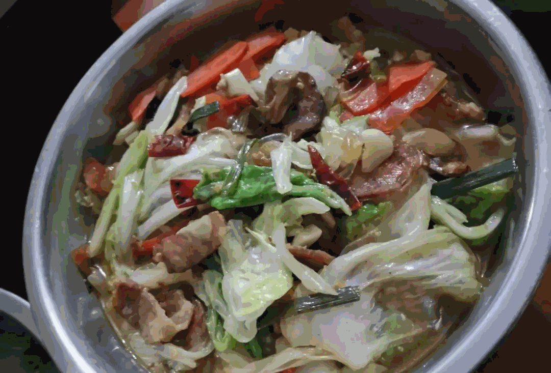东北乱炖猪肉粉条白菜简单易做,有荤有素营养丰富,味道鲜美香喷喷吃吧