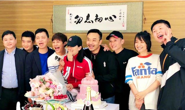 谢娜参加《快本》录制，双胞胎女儿名字意外曝光，跳跳和俏俏