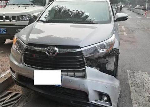 丰田汉兰达街边无辜被撞，保险杠断裂，多亏行车记录仪还原真相！