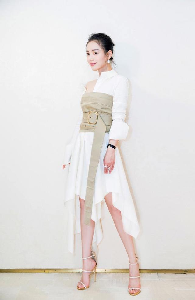 刘涛为显腿长，裤子都提到胸上了，没想到撞上马思纯，一秒尴尬