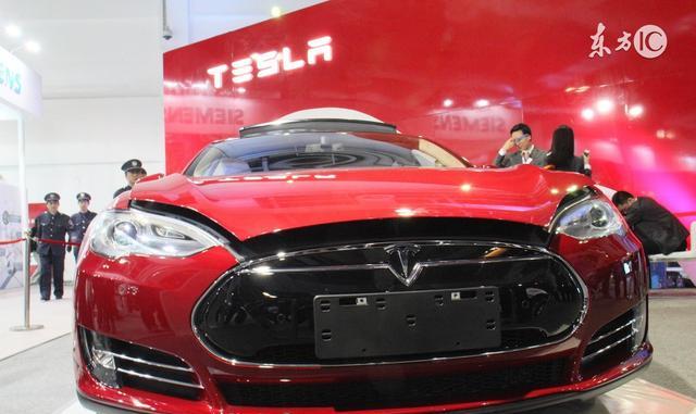 农村来了辆100万特斯拉，没电了，车主的充电方式城里人看不懂