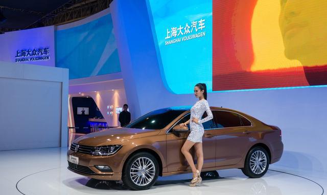 奢适宽体轿跑现实中真的变道困难，要占两个停车位吗？