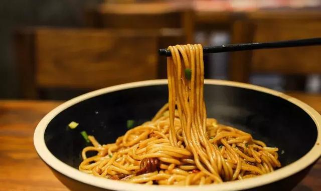 我吃到了传承58年的南昌炒粉，嗦一口就停不下来!