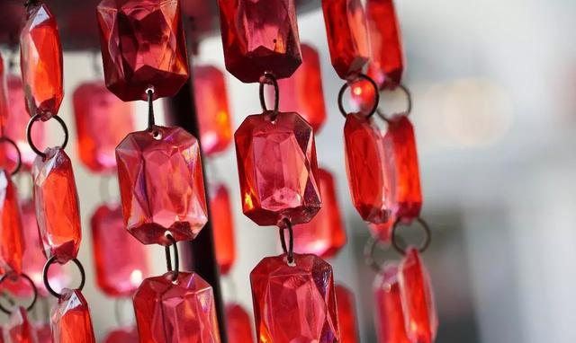 索尼发布两款新品:18-135mm镜头、A6300银色