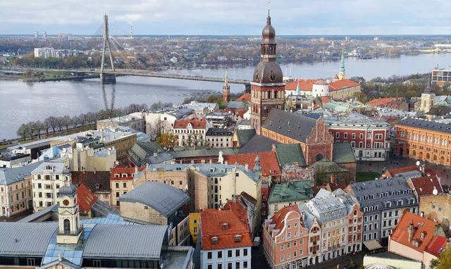 索尼发布两款新品:18-135mm镜头、A6300银色