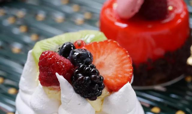 索尼发布两款新品:18-135mm镜头、A6300银色