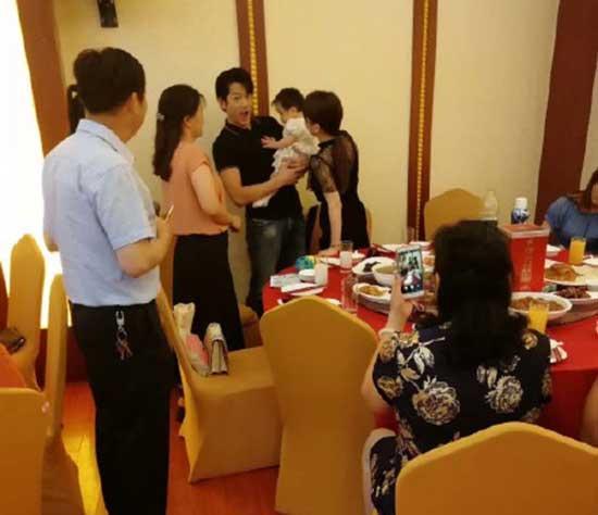 郭富城弯腰给方媛长辈敬酒，酒店和菜品遭吐槽，网友：只想说抠门