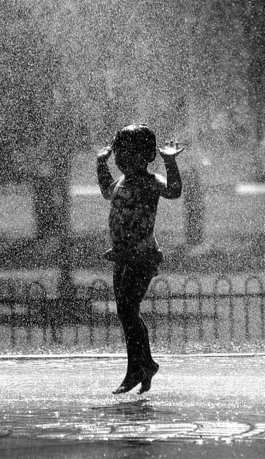 生活不是等着暴风雨过去，而是学会在风雨中跳舞