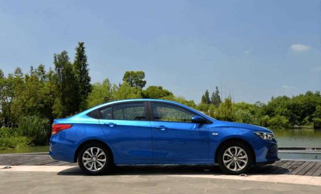 7万入手英朗、轩逸？这款合资车飞翼式座舱，带发动机启停技术