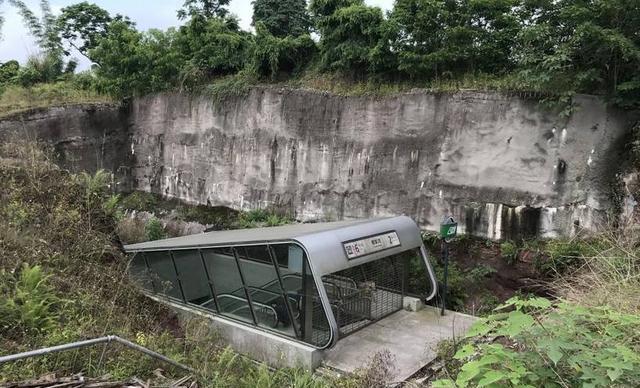 重庆最荒凉地铁站，周围荒无人烟，犹如荒山野岭!