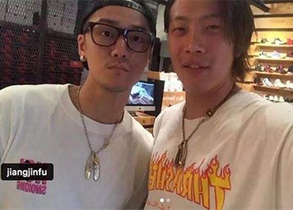 蒋劲夫发微博公开恋情,女友正脸曝光,是日本正