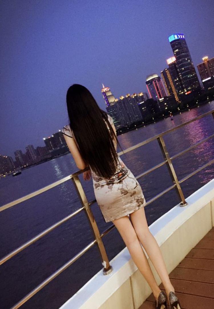 有着迷人背影的美女,一头漂亮的直发,穿着一件复古的紧身裙子显得格外