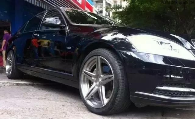 土豪把轮胎装满可乐, 开着奔驰上了高速