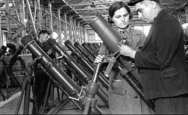 老照片:二战苏联令人震撼的军工厂，就是靠它拖垮了强悍的德军