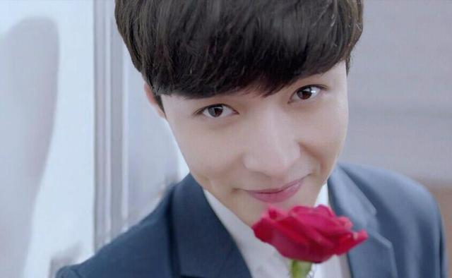 张艺兴首次参与巴黎时装周,人气爆棚,火出国外