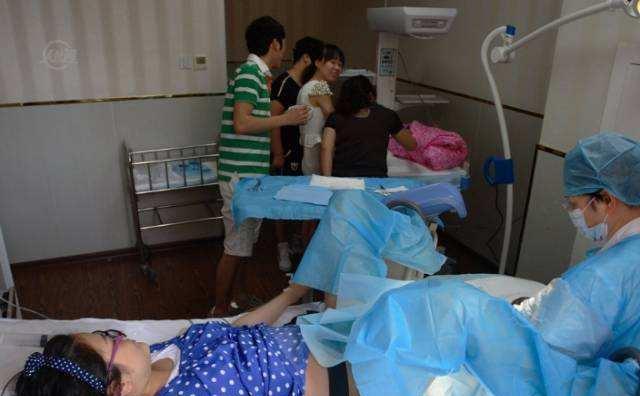 产妇分娩时婆婆在一边"加油助威",孩子出生后,态度当场大转变