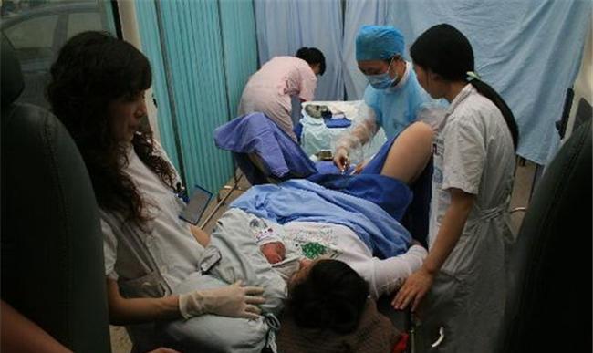 顺产"砰"一声响, 产妇: 孩子出来了吗? 在场医生尴尬笑了