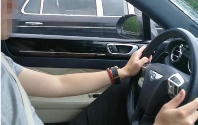 开着宾利添越出门, 却遇到了家族老大哥, 这车比红旗L5还要少见