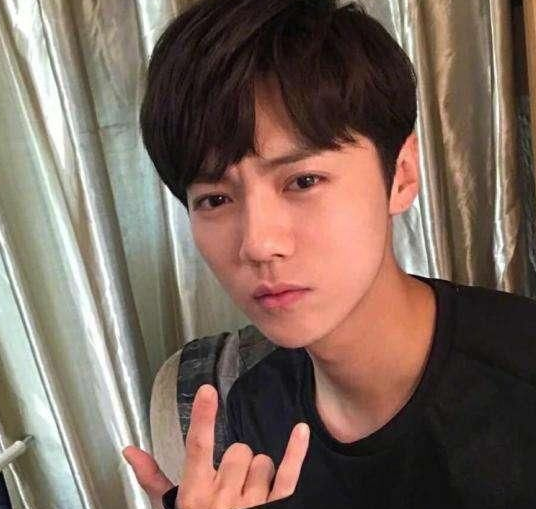 鹿晗张艺兴小鲜肉的素颜,卸妆后的他们其实和我们一样是普通人