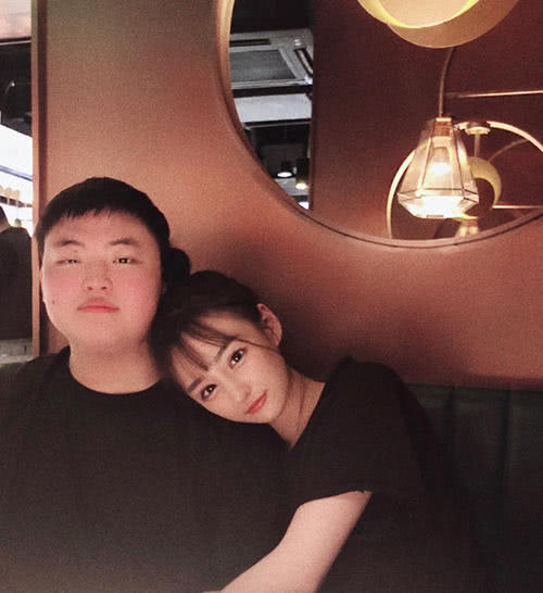 LOL:看了史森明身边的小姐姐,强迫症大呼受不