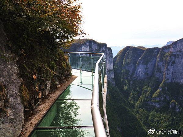 24岁男子从天门山玻璃栈道跳崖身亡 遗体已找