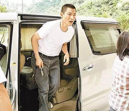 “情有独钟”刘德华出行只坐保姆车, 据说奔驰宝马都不能比