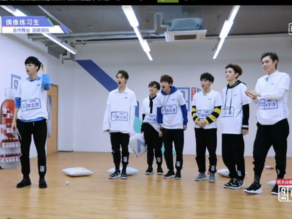 张艺兴听1遍就弹出来旋律 陈立农马上抓包是