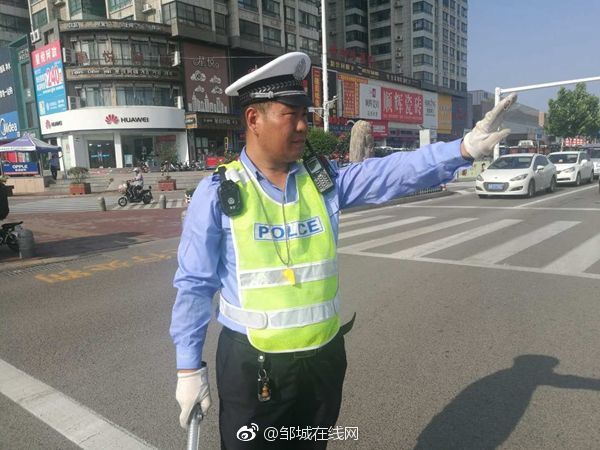 暖心!小女孩为执勤交警送水 纸条留言:交警叔叔，您辛苦了