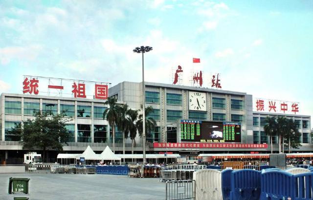 中国最霸气的火车站,八字口号振奋人心,是无数