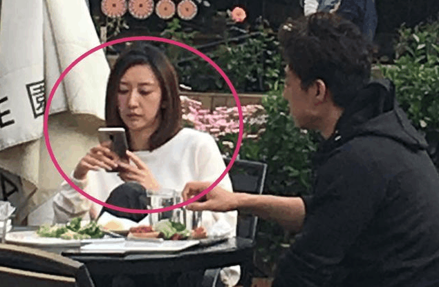 “出軌門”之后網友偶遇凌瀟肅夫婦, 34歲的唐一菲不復當年的美艷