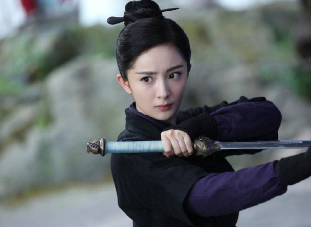 杨幂受人民日报点名批评,全靠吹嘘毫无演技?