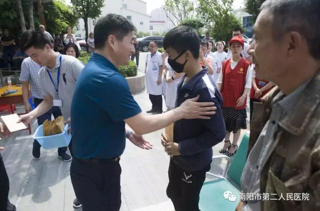 南阳市第二人民医院发放爱心助医基金25万 50