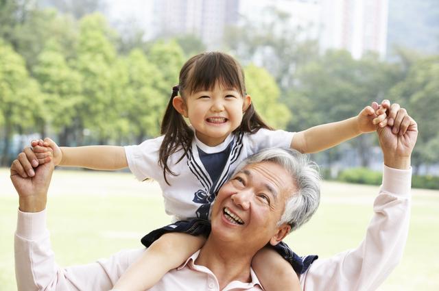 3,"别碰……别动……离远点……" 老人看护孩子由于害怕"意外",特别