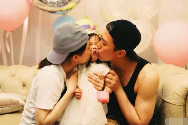 邓超为女儿庆生，花半个小时想文案，小花妹妹霸气抓衣领露侧颜！