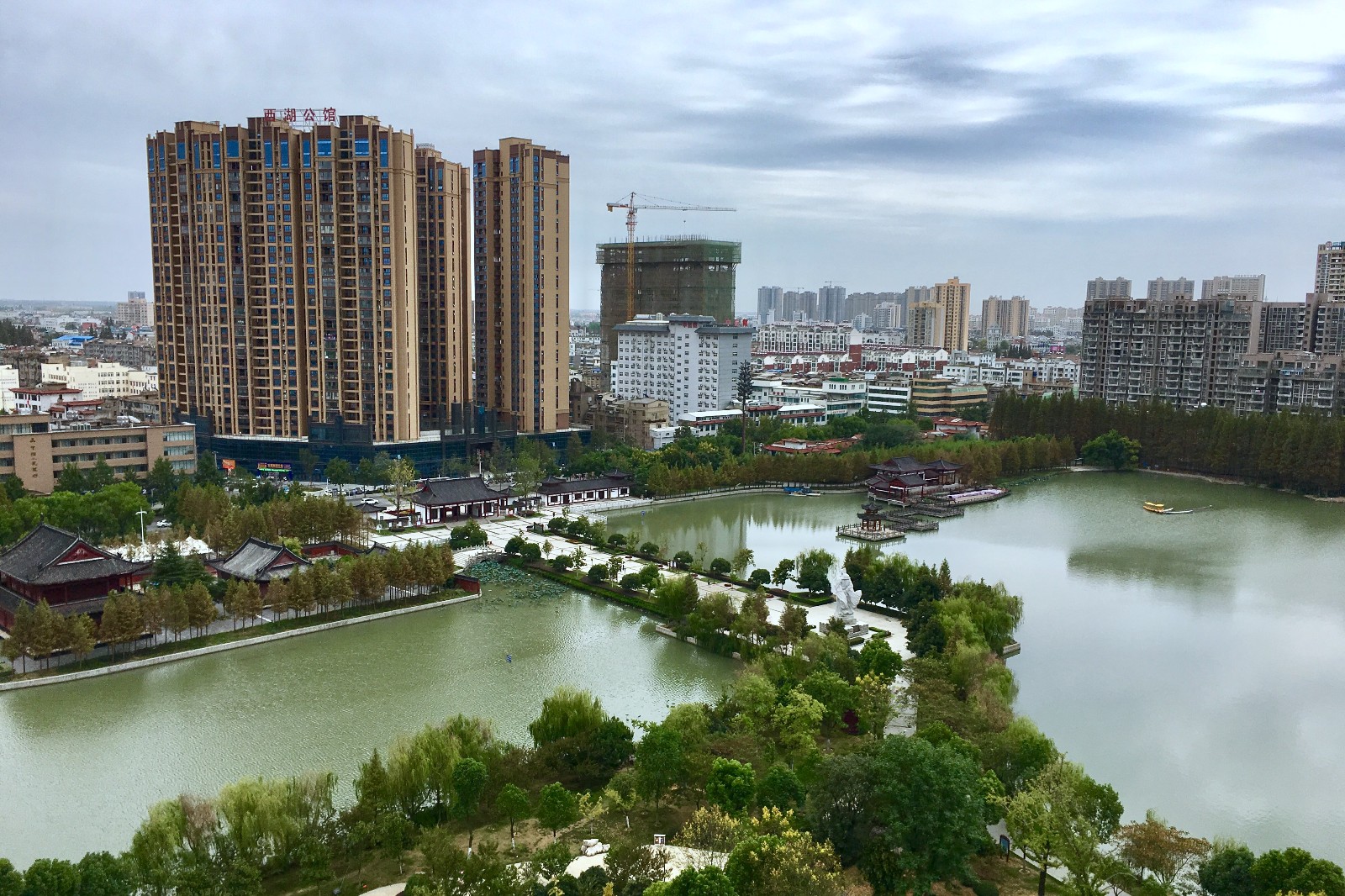 正文  茶圣故里园文化休闲旅游区位于天门市城区,这里的核心景区陆羽