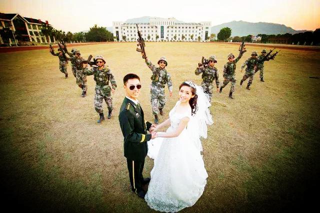 军装配婚纱_军装配婚纱图片大全