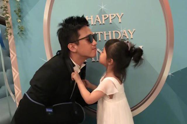 邓超为女儿庆生，花半个小时想文案，小花妹妹霸气抓衣领露侧颜！