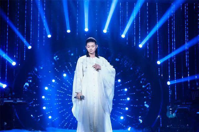 台上仙气飘飘台下反差萌,古风歌曲霍尊在《歌