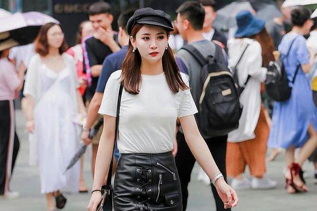 街拍:白色T恤搭配系带皮裙,好看又有气质!